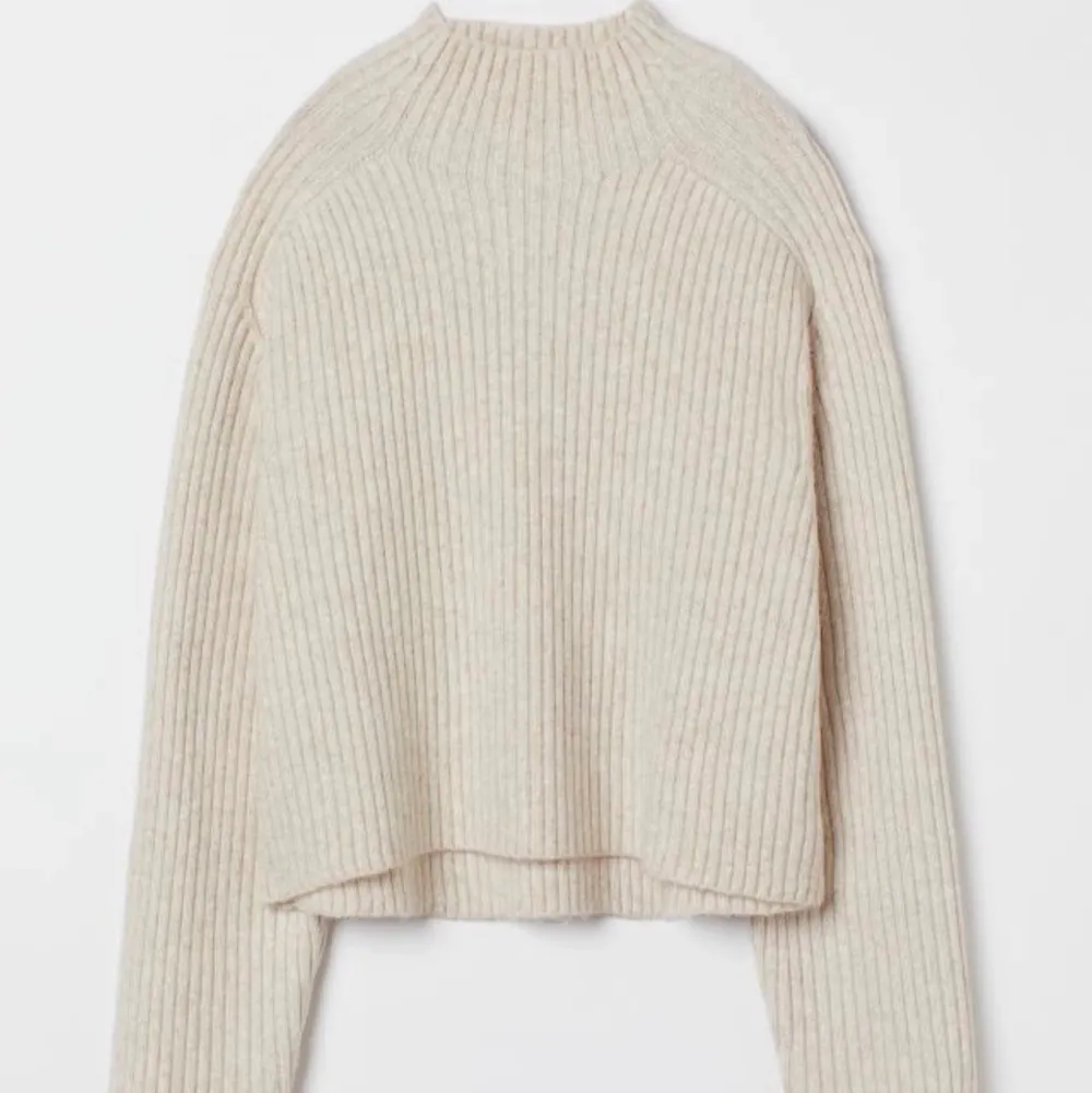 Super fin stickad tröja från H&M, går inte att köpa längre. Köpt för 300kr, skriv för fler bilder.❤️❤️. Stickat.