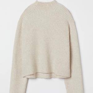 Super fin stickad tröja från H&M, går inte att köpa längre. Köpt för 300kr, skriv för fler bilder.❤️❤️