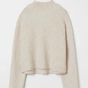 Super fin stickad tröja från H&M, går inte att köpa längre. Köpt för 300kr, skriv för fler bilder.❤️❤️