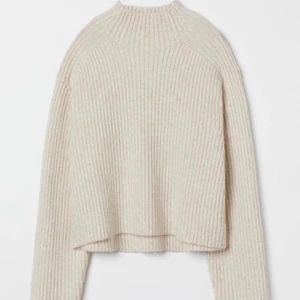 Stickad tröja  - Super fin stickad tröja från H&M, går inte att köpa längre. Köpt för 300kr, skriv för fler bilder.❤️❤️