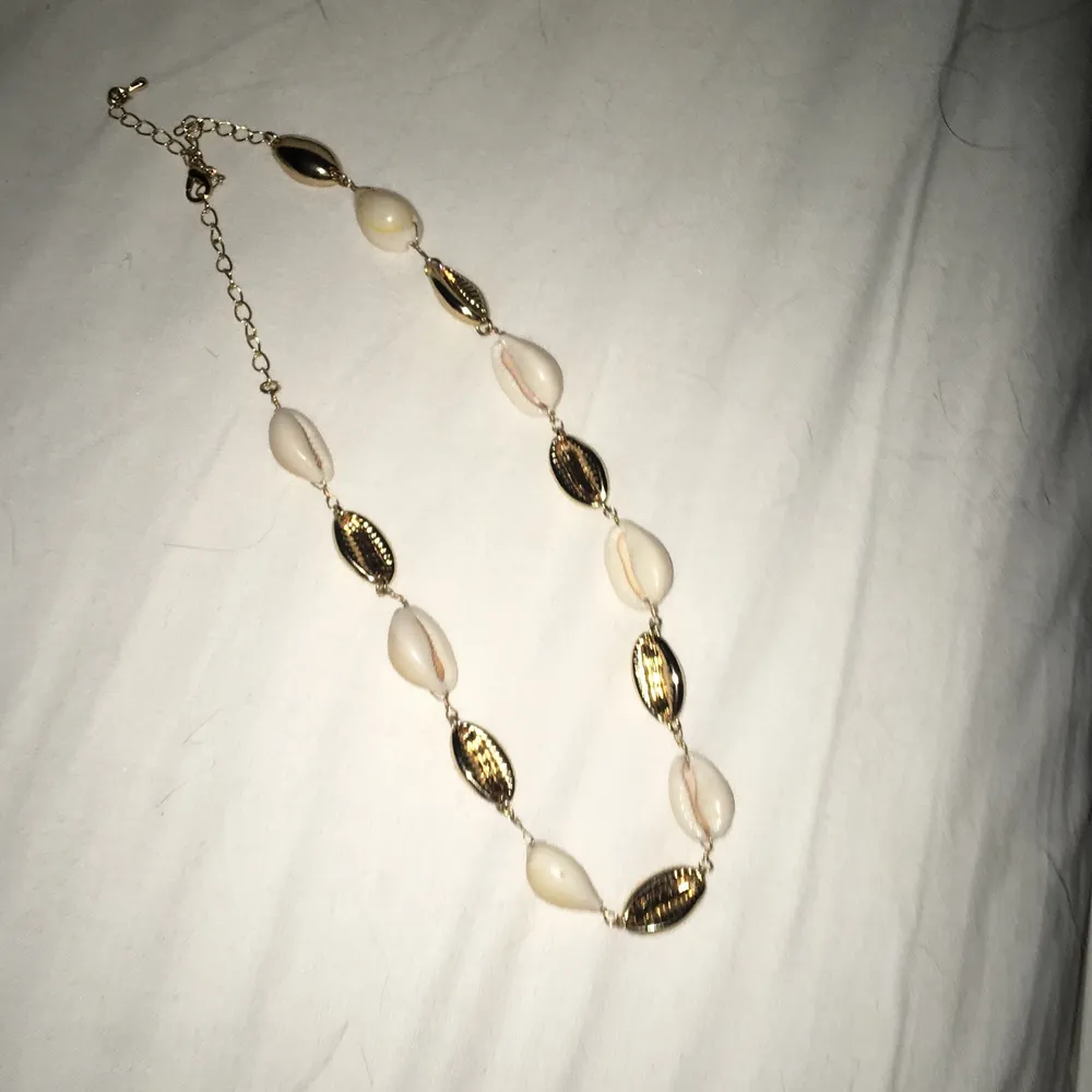 Säljer ett jätte fint snäck halsband . Fint nu till sommaren oxå. Säljer det eftersom jag aldrig använder såna halsband <3 original pris :59kr. Accessoarer.