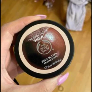 Body butter  - Jag säljer the body shop body butter 50 ml för 35 kr. Den oanvänd och som ny. Aldrig använd den. Kommer inte till användning. Frakt står köper för själv 