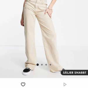 Jeans - Beiga långa raka jeans från stradivarius, släpar i marken på mig som är 163