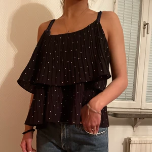 Topp - Din sommar topp som är köpt utomland därav ingen direkt storlek. Skulle säga att den passar S-M, i väldigt bra skick💕