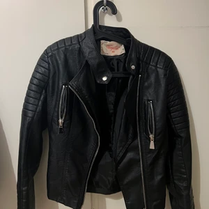 Skinnjacka  - Små i storleken 