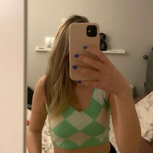 Fin sommartopp - Väldigt fin somrig topp ifrån Shein i fin färg!💚💛 Korsad i bak, aldrig använd! Storlek 36/S men skulle även passa M. Mjukt material som sitter väldigt bekvämt