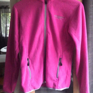 Härlig fleecejacka från Swedemount.100 % - Härlig fleecejacka från Swedemount. 100 % polyester.  Elastiska band vid fållen och vid ärmsluten Fickor Dragkedja Liten logga på bröstet  Storlek 34 i fint skick.  57kr spårbart om den ska skickas  Kan ta med till arvika eller Charlottenberg vid ärende och mötas upp där jag är.  Finns i Åmotfors. 