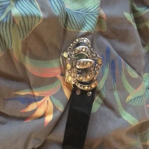 Bälte - Detta fina bälte köpte jag second han för 70kr. Jag säljer det pga slitningar som jag märkte efter köpet, som ni kan se på bild 3. Kontakta för mer frågor.