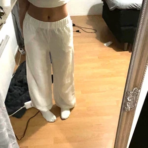 Vita linnebyxor  - Vita linnebyxor från HM, storlek S jätte fina och knappt använda alls💖💖