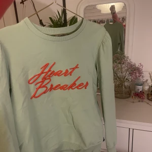 Tröja  - Tröja från soaked in luxury i storleken S, 150kr + frakten man själv får stå för💓