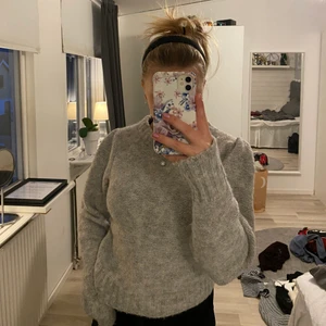 Stickad tröja med lite puffarmar😍 - Fin grå stickad tröja från Lindex i storlek xs. Aldrig använd.