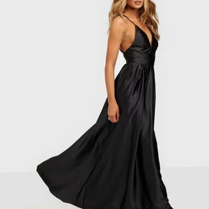 NLY Eve Balklänning - Superfin, för tillfället slutsåld balklänning i satinliknande material från Nelly.com 💗 Den är i jättefint skick, då jag bara har använt den en gång. Den är storlek 34, men jag skulle säga att den är lite större. Längden på axelbanden går att justera :) Köpt för 999 kr 💗 Skriv gärna om du har några frågor 😊