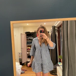 Zara klänning rutig💗💗 - Säljer min super fina rutiga klänning från Zara. Köpt förra sommaren, super fint skick. 💗 andra bilden lånad 