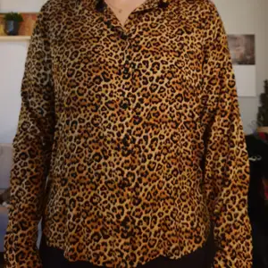 Oanvänd leopardskjorta från Monki. Axel 44, ärm 62, längd 67, bröst 52. 