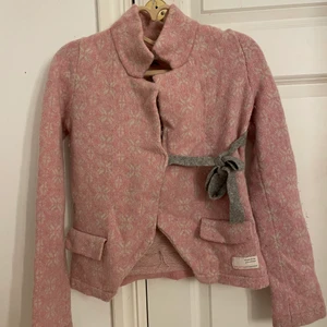 Odd Molly kofta  - Säljer min Odd Molly kofta i storlek 0 som motsvarar xs. Den är använd en del som man kan se på tredje bilden då den är lite nopprig men annars är den jättefin. Den finns i Ystad men om den ska skickas så står köparen för frakten🤍