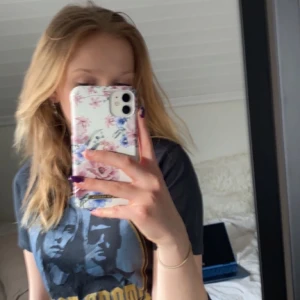 T-shirtsqmed tryck  - Säljer dessa två T-shirts från Gina tricot med tryck på. Hittade dom vis städning ur garderoben och använder de inte, inga defekter! 50kr styck!