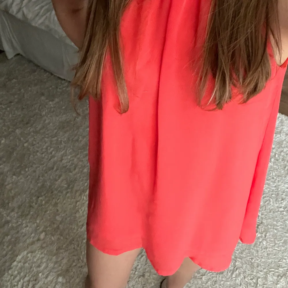 Snygg klänning i superfin färg. Den är ganska kort (jag är ca 166cm) men funkar om man har shorts under. Perfekt till sommaren, färgen är lite blandning utav rosa och orange skulle jag säga 🧡. Klänningar.