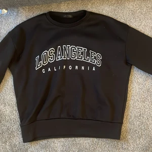 Svart tröja  - En svart tröja från shein i storlek xs (är lite nopprig men det syns inte) 