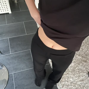Svarta byxor/kostymbyxor - Svarta byxor/kostymbyxor utan fickor från Bik Bok. Använda vid ett tillfälle, så de är i ny skick! Säljer från 90+frakt. Jag är 168cm och de är långa på mig.💓