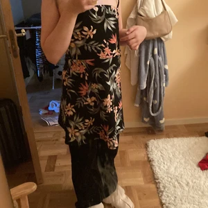 Klänning i fint material  - En fin klänning i från h&m storlek S.