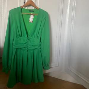 Säljer denna super fina klänningen från Nasty gal som jag aldrig använt därav är lappen fortfarande på! Färgen är verkligen i den gröna färgen som är väldigt trendig just nu så hoppas att någon får användning för den💚🤌🏼🍀