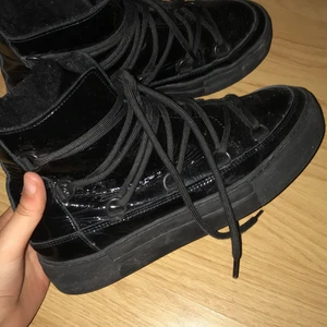 Rizzo skor - Rizzo skor, köpta för 1000 mest slutsålda överallt. Helt nystick och knappast andvända storlek 37 men passar mig som har 39 då skorna är stora i storlek