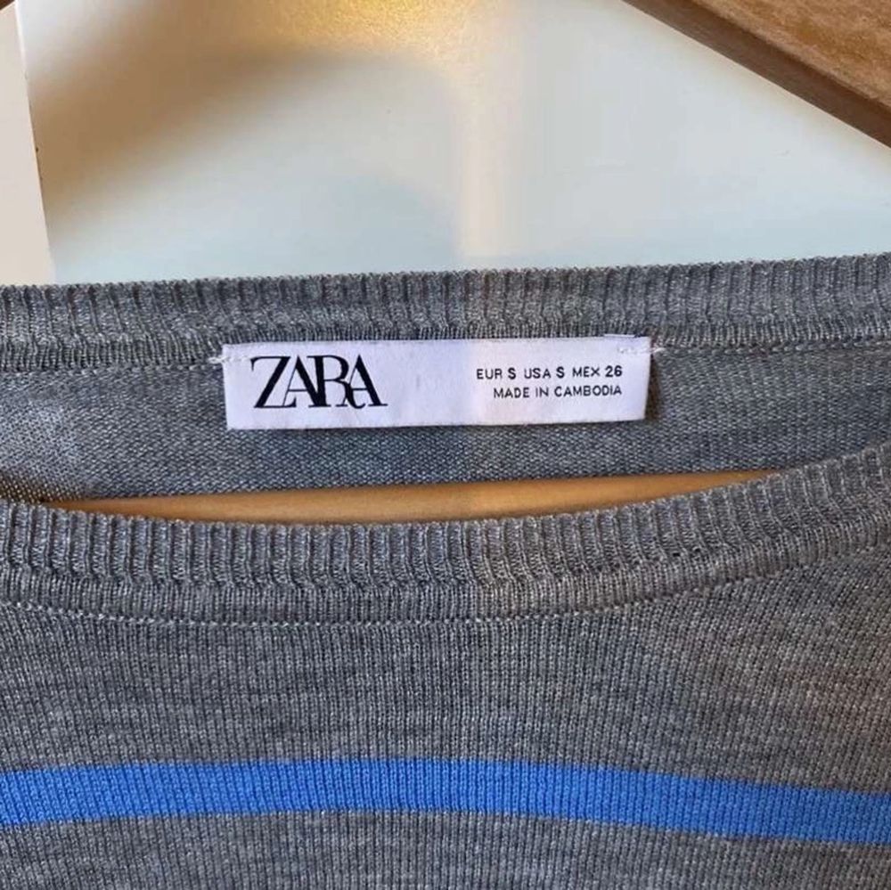Säljer nu min populära zara tröja med blå grå ränder🙌🏻säljer då den inte kommer till användning längre🤩högsta budet ligger just nu på 160 +frakt men om köparen ångrar sig är det bara att buda men lägsta bud är 130+ frakt 😋. Tröjor & Koftor.