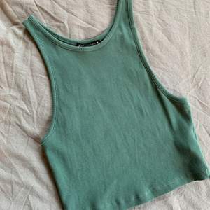 Säljer detta jättefina gröna linne som inte kommer till användning längre :( använd endast ett fåtal gånger, liiite liten i storleken så skulle säga att det mer är en S