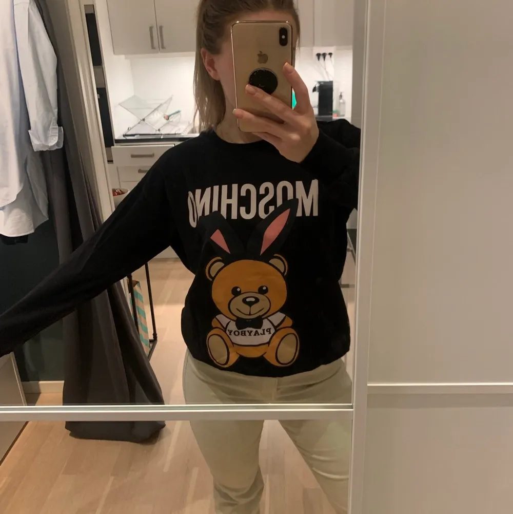 Svart sweater från Moschino. Skicket är använt men fortfarande fint! Storlek M men sitter som en S.                                                               Nypris ca 6000kr. Mitt pris: 600kr. Men ni får gärna komma med egna prisförslag alternativt byte av plagg???  . Tröjor & Koftor.