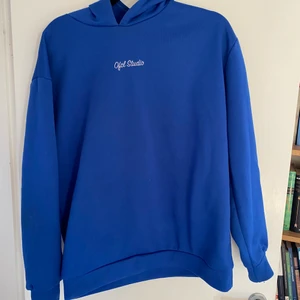 Hoodie från BooHoo - Blå hoodie med liten text från BooHoo i storlek S! 