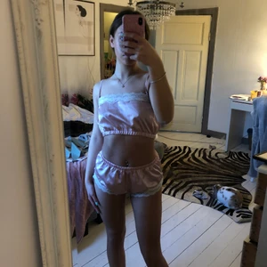 Pyjamas dress - En otroligt fin silkes dress ifrån shein. Använt ett par gånger, storlek XS/S. DM för bättre bilder 🤍