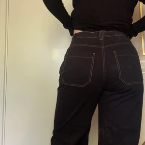 Weekday cargo inspired pants - Köpta på rea på Weekday och sitter som en smäck men aldrig använda. Har tagit upp fållen på byxbenen så de ska vara längre. Fett snygga byxor som passar curvigare kroppstyp.