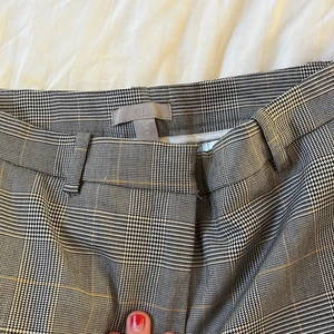 Kostymbyxor  - Rutiga kostymbyxor från hm. Säljer då de är för korta, storlek 34