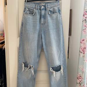 Helt oanvända jeans från ginatricot i stl 34, säljes då de är lite för stora för mig. 