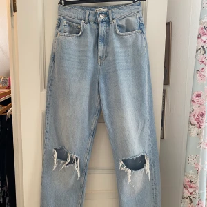 Jeans - Helt oanvända jeans från ginatricot i stl 34, säljes då de är lite för stora för mig. 