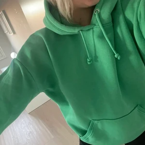 Weekday hoodie - En så fin grön hoodie från weekday. Använd fåtal gånger.🤗 passar någon mellan XS-M beroende på hur man vill att den ska sitta. (Köp direkt 350kr) (lånad bild)