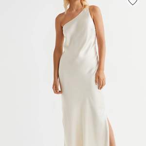 Säljer denna superfina klänning från H&M, helt oanvänd💖 Frakt tillkommer på 66kr. Vill ni ha fler bilder är det bara att skriva!