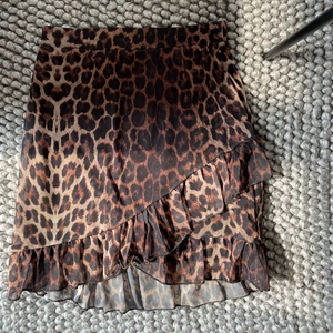 Kjol  - Pris kan diskuteras. Kom med bud! Kjol i leopardmönster. Storlek S. Köparen står för frakten! 🐆