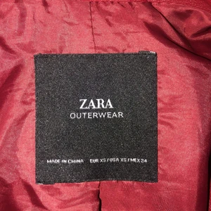 Skinnjacka, stl Xs - Säljer denna vinröda skinnjacka. Använd Max 2 gånger. Jackan är i nyskick! Inga skader på jackan alls. 