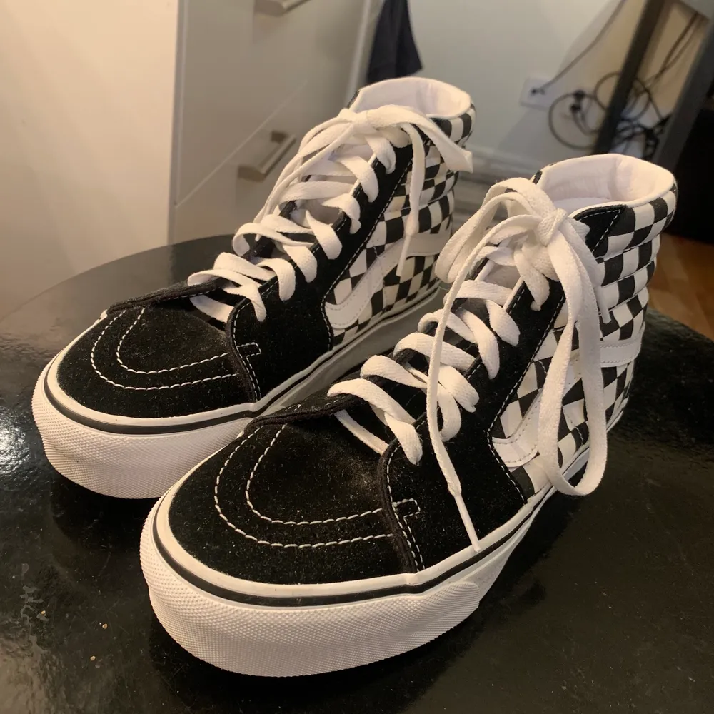 Höga Vans med schackrutigt mönster som är använda 1 gång och har inget trasigt, alltså ett mycket bra skick. Köptes för 1.100kr och säljes för 800kr. Storlek 39. Skor.