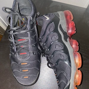 Nike air vapormax magma - Jag säljer nu mina Nike air vapormax magma för dom blivit försmå men är dock väldigt sköna, dom sitter bra och är väldigt bekväma. Köparen står för frakt kostnad. Kan säljas billigare vid snabb affär. För mer info kontakta mig priv