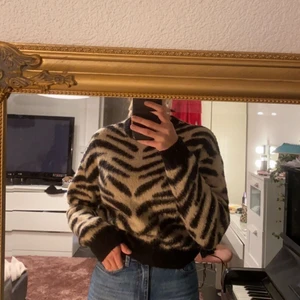 Tröja - Super fin tröja, super fin till svarta kostymbyxor!💗används några gånger men mest legat i garderoben och är i fint skick!