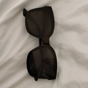 Solglasögon  - Ett par jättefina svarta solglasögon använda typ 1 gång, sista bilden e uppifrån 🙂