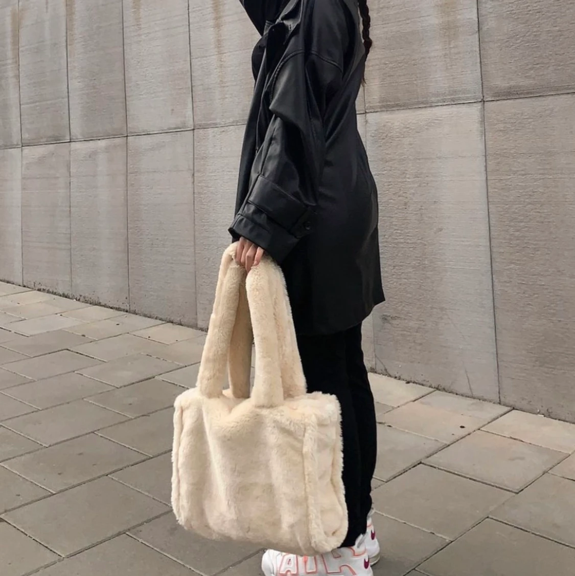 Toteväska i fuskpäls  - 90