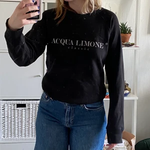 Aqua Limone tröja - Fräsch collegetröja från Aqua Limone som endast är använd fåtal gånger och därför i fint skick. Nypris 800kr