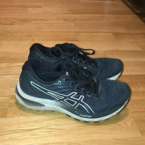 Asics flyte foam löparskor srl 36 - Asics flytefoam löparskor svart/vit i strl 36 