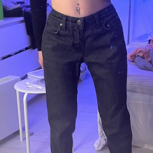 Lee jeans  - säljer dessa lågmidjade jeans från lee, de är i bra skick och inga skador. Skriv om ni har frågor eller intresse!! köparen står för frakten och pris kan diskuteras!!❤️