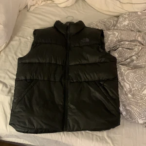 The North Face - väst storlek L - Västen är fullt fungerande och felfri, har används fåtal gånger. Pga detta vill jag sälja den.