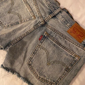 Levisshorts - Blå levisshorts 501 i strl W26 (XS/S) Skickar spårbart💖