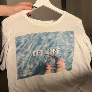 T-shirt - ”OFFLINE” från monki 